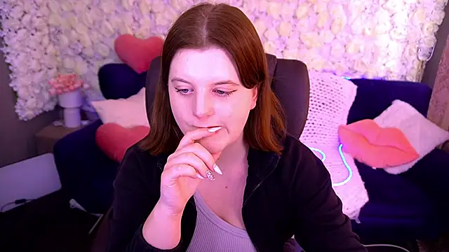 Snapshot of KristiFoxy chatting on 04.28.26 KristiFoxy online show from 04.28.26