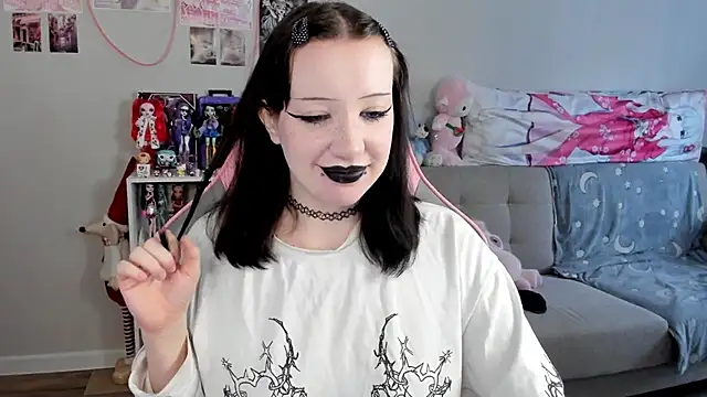 Snapshot of MollysLand chatting on 04.20.26 MollysLand online show from 04.20.26
