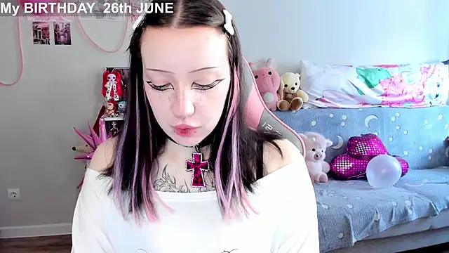 Snapshot of MollysLand chatting on 06.25.26 MollysLand online show from 06.25.26