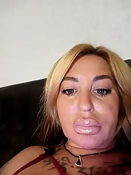 Snapshot of MiaMooly chatting on 09.27.25 MiaMooly online show from 09.27.25