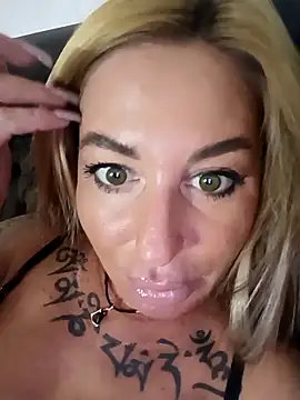 Snapshot of MiaMooly chatting on 09.29.25 MiaMooly online show from 09.29.25