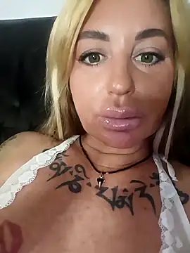 Snapshot of MiaMooly chatting on 10.09.25 MiaMooly online show from 10.09.25