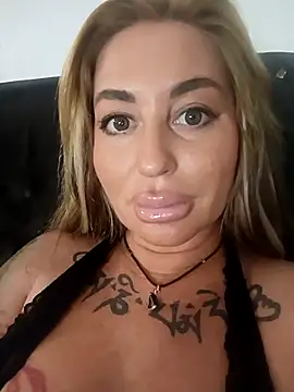 Snapshot of MiaMooly chatting on 10.12.25 MiaMooly online show from 10.12.25