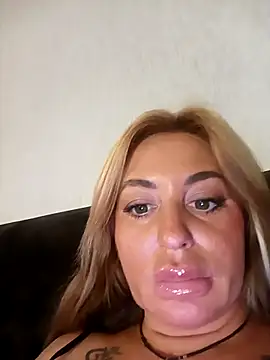 Snapshot of MiaMooly chatting on 10.13.25 MiaMooly online show from 10.13.25