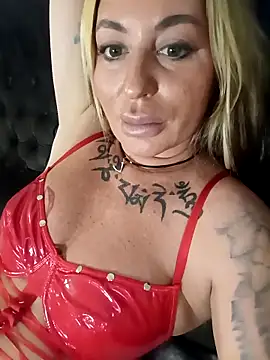 Snapshot of MiaMooly chatting on 10.14.25 MiaMooly online show from 10.14.25