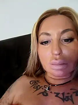 Snapshot of MiaMooly chatting on 10.15.25 MiaMooly online show from 10.15.25