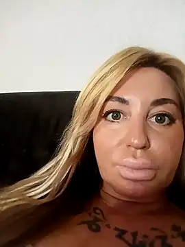 Snapshot of MiaMooly chatting on 10.19.25 MiaMooly online show from 10.19.25