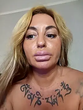 Snapshot of MiaMooly chatting on 10.20.25 MiaMooly online show from 10.20.25