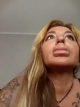 Snapshot of MiaMooly chatting on 10.24.25 MiaMooly online show from 10.24.25