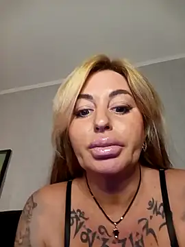 Snapshot of MiaMooly chatting on 10.26.25 MiaMooly online show from 10.26.25