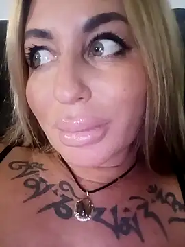 Snapshot of MiaMooly chatting on 11.07.25 MiaMooly online show from 11.07.25