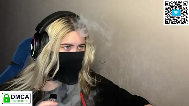 Snapshot of UnaXyling chatting on 02.28.26 UnaXyling online show from 02.28.26