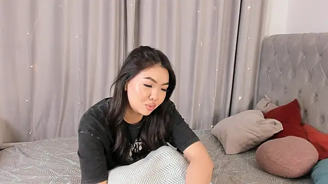 Snapshot of AraIkenberry chatting on 03.01.26 AraIkenberry online show from 03.01.26