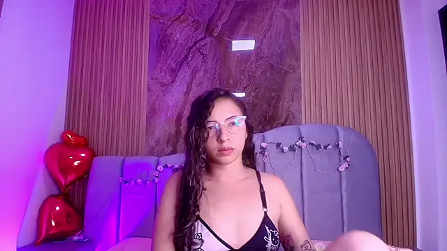 Snapshot of sarita_blondi chatting on 04.27.26 sarita blondi online show from 04.27.26