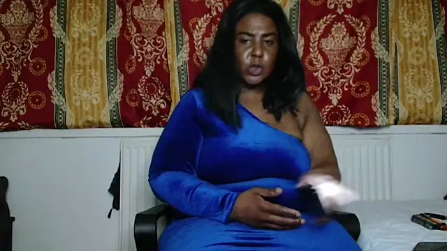 Snapshot of CurvySashia chatting on 04.11.26 CurvySashia online show from 04.11.26