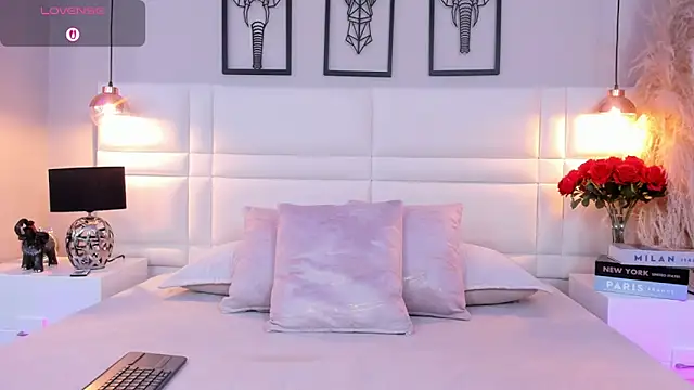 Snapshot of RaquelHyde_ chatting on 02.08.26 RaquelHyde online show from 02.08.26