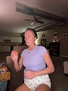 Snapshot of mooviebaby chatting on 02.18.26 mooviebaby online show from 02.18.26