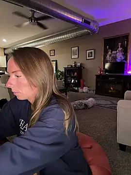 Snapshot of mooviebaby chatting on 02.26.26 mooviebaby online show from 02.26.26