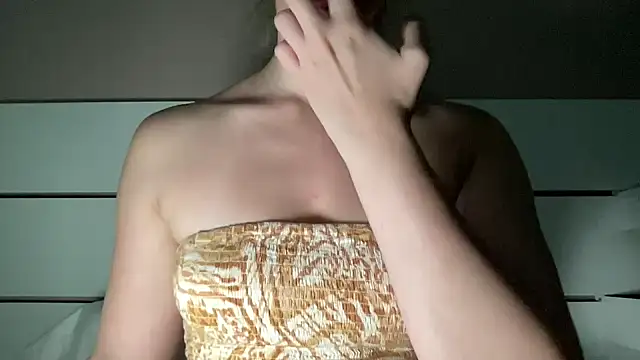 Snapshot of petiteetoile chatting on 06.30.26 petiteetoile online show from 06.30.26