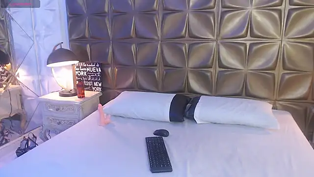 LunaJohns online show from 03.05.26