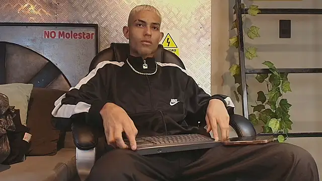 Snapshot of ItsZairen chatting on 02.17.26 ItsZairen online show from 02.17.26