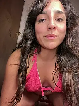 Snapshot of Latinaelisa chatting on 04.22.26 Latinaelisa online show from 04.22.26