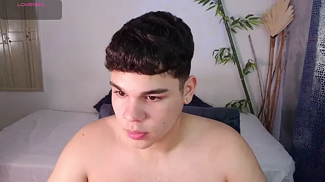 Snapshot of eithan_jonnes chatting on 02.14.26 eithan jonnes online show from 02.14.26