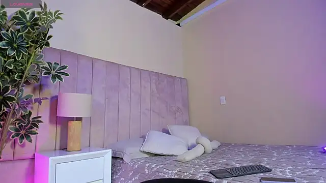 Ashley Beaomunt online show from 04.01.26