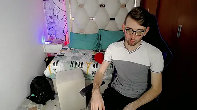 Snapshot of Top_and_bottom chatting on 02.19.26 Top and bottom online show from 02.19.26