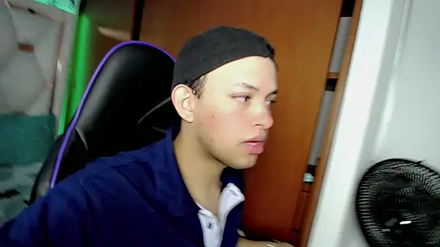 Snapshot of Top_and_bottom chatting on 02.20.26 Top and bottom online show from 02.20.26