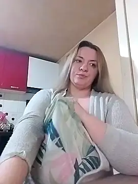 Snapshot of HotStepmommy4 chatting on 02.19.26 HotStepmommy4 online show from 02.19.26