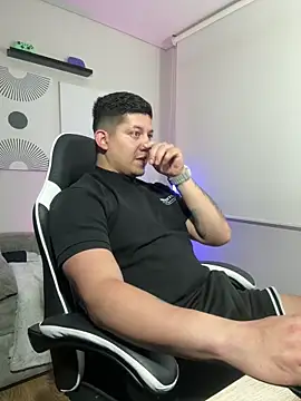 Snapshot of _robertobaggioo chatting on 02.21.26 robertobaggioo online show from 02.21.26