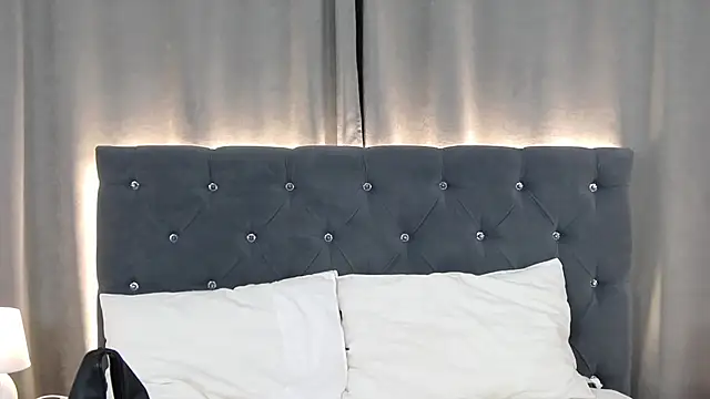 Snapshot of VikkyVonn chatting on 05.28.26 VikkyVonn online show from 05.28.26