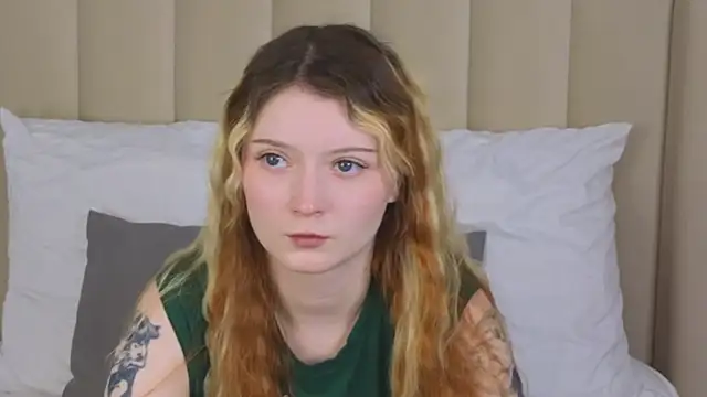 Snapshot of AlyssFrost chatting on 06.12.26 AlyssFrost online show from 06.12.26