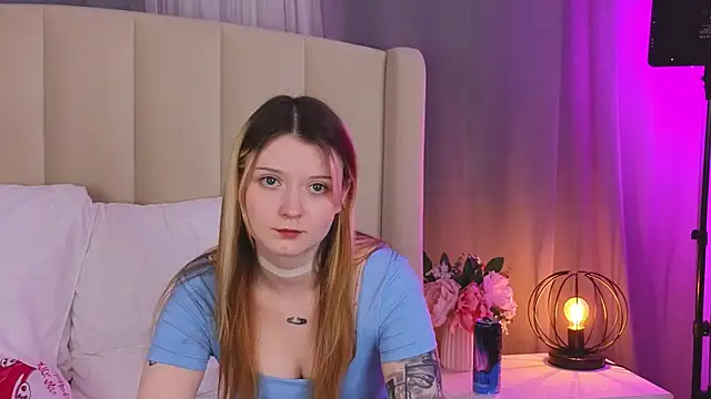 Snapshot of AlyssFrost chatting on 06.18.26 AlyssFrost online show from 06.18.26