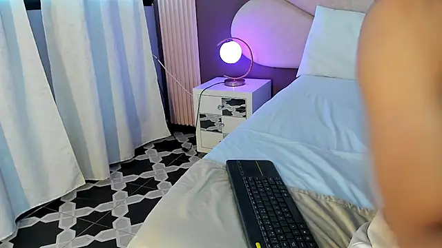 PerlaRogerss  online show from 04.04.26