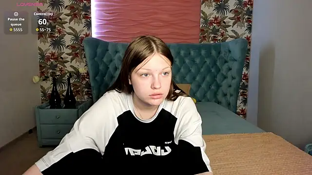 Snapshot of LauraBev chatting on 04.26.26 LauraBev online show from 04.26.26