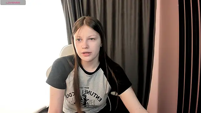 Snapshot of LauraBev chatting on 05.11.26 LauraBev online show from 05.11.26