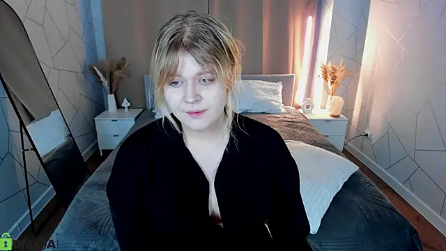 Snapshot of luna_c0ra chatting on 02.27.26 luna c0ra online show from 02.27.26