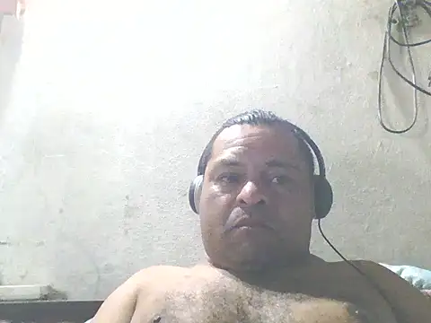 Snapshot of DesexedCooler chatting on 06.17.26 DesexedCooler online show from 06.17.26