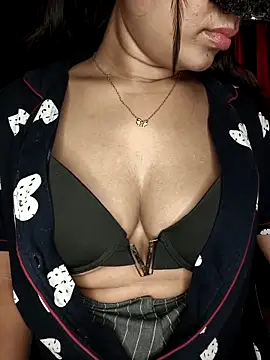 Snapshot of LINNI_3 chatting on 02.25.26 LINNI 3 online show from 02.25.26