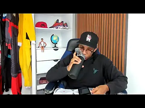 Snapshot of yandi_hot chatting on 02.18.26 yandi hot online show from 02.18.26