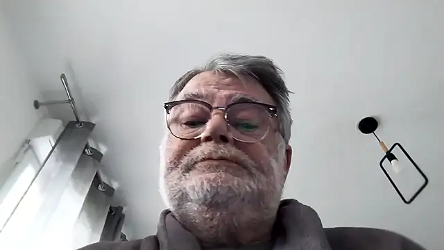 Snapshot of Vieux_pervert chatting on 02.18.26 Vieux pervert online show from 02.18.26