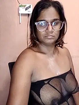 Snapshot of indianstrawberrylips4u chatting on 04.30.26 indianstrawberrylips4u online show from 04.30.26