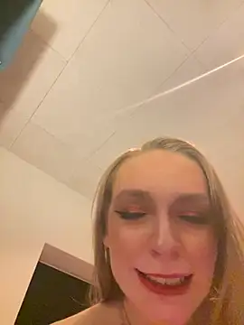 Snapshot of HoneyImHome07 chatting on 02.18.26 HoneyImHome07 online show from 02.18.26