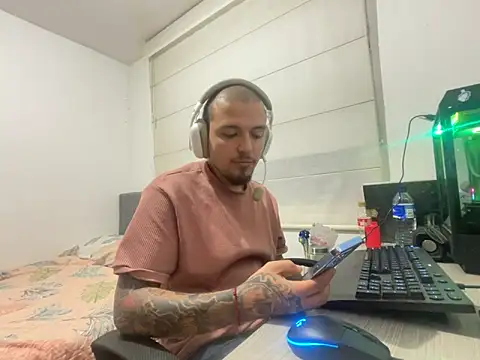 Snapshot of Maximo_Garcia17 chatting on 03.08.26 Maximo Garcia17 online show from 03.08.26