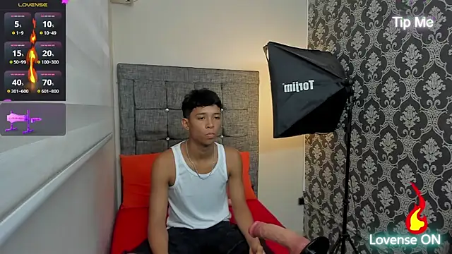 Snapshot of Little_Twink19x chatting on 06.11.26 Little Twink19x online show from 06.11.26