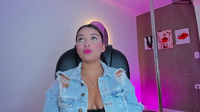 Snapshot of Tiphanysalvatore chatting on 02.26.26 Tiphanysalvatore online show from 02.26.26