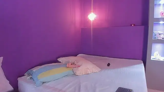 zoe henderson online show from 04.08.26