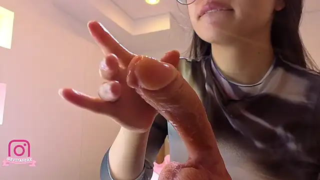 Snapshot of eva_depp_ chatting on 05.10.26 eva depp online show from 05.10.26